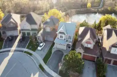 816 Walsh Court Newmarket Ontario L3X 2V3